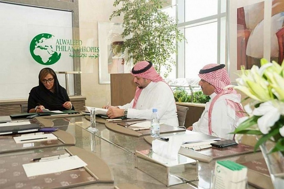 أعلنت مؤسسة الوليد للإنسانية، عن توقيع مذكرة تعاون مشتركة مع شركة توكيلات الجزيرة للسيارات الوكيل الوحيد المعتمد لسيارات فورد و لينكون بالمملكة، وذلك بتوفير 7 اَلاف سيارة، والتي تعتبر مكملة لمبادرة مشروعي الإسكان والسيارات التنموي والذي بدأ من عام 2015م وعلى مدار 10 سنوات، والتي إلتزمت المؤسسة بتوفير 10,000 مسكن و10,000 سيارة في جميع مناطق المملكة للفئة الأكثر احتياجا. حيث سيتم توزيع ألف سيارة سنوياً تقدمها المؤسسة لمستحقيها، كما تم الاتفاق أيضاً على توفير 200 سيارة إضافية بمواصفات وتجهيزات خاصة تتناسب لنقل المحتاجين من ذوي الإعاقة. وإيماناً من سمو الأمير / الوليد بن طلال برؤية المملكة 2030، انبثقت هذه المبادرة والتي تسعى من خلالها المؤسسة الى تأمين وسيلة مواصلات للمرأة والشباب للرفع من مستوى معيشتهم من خلال توفير المبالغ المصروفة على التنقلات للاستفادة منها للاحتياجات الأخرى. وبما أن تنمية الموارد البشرية من أهم أهداف رؤية 2030، تم التفاهم على تدريب وتأهيل عدد 100 شاب وشابة في أعمال مبيعات السيارات والميكانيكا وقطع الغيار. إضافة إلى ذلك تمويل ودعم المشاريع الصغيرة الخاصة لورش تصليح السيارات للمتميزين من الشباب. تم التوقيع بحضور كلاً من الأمين العام صاحبة السمو الملكي الأميرة / لمياء بنت ماجد آل سعود، والمدير التنفيذي للمبادرات المحلية الأستاذة / أمل الكثيري. ومن جانب شركة توكيلات الجزيرة للسيارات نائب الرئيس التنفيذي الأستاذ / محمد عبد الله فهد الكريديس، ومدير إدارة المبيعات الحكومية بالمملكة الأستاذ / عبد الله عمر العوبثاني