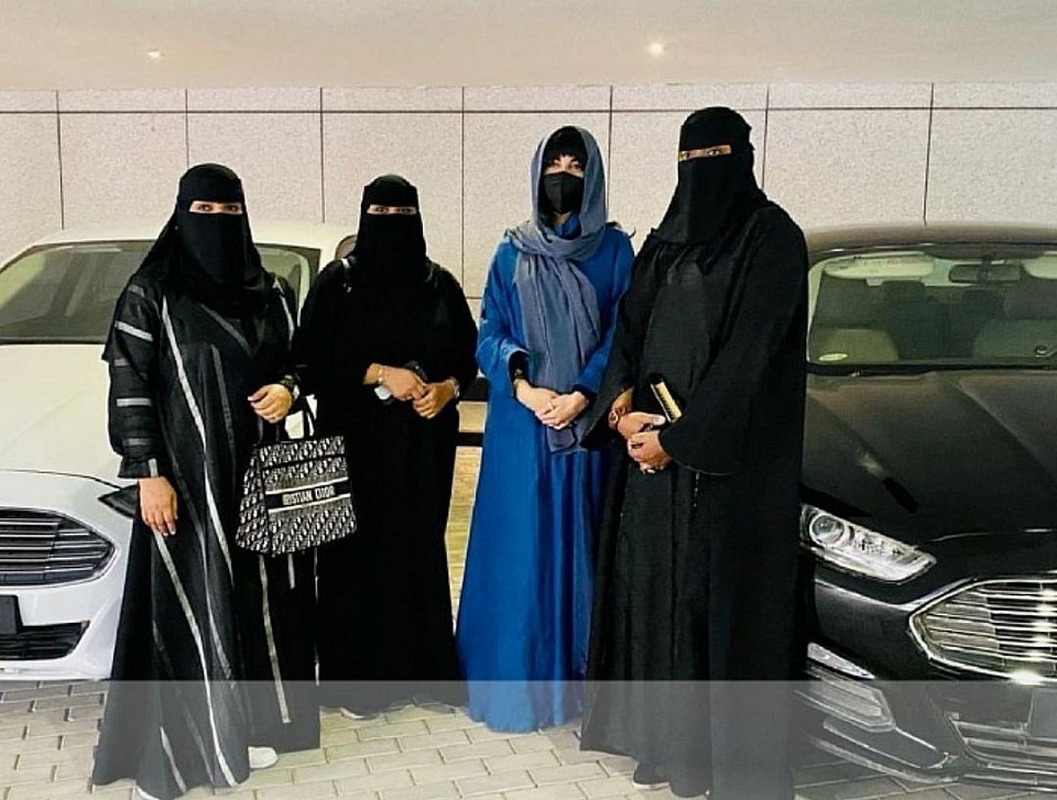 يستعرض هذا القسم أنواع الدعم المباشر الذي تقدمه المؤسسة، بما في ذلك المساعدات المالية للأفراد والأسر، دعم الأرامل والمطلقات، مساعدة الغارمين، وتوفير تكاليف العلاج. كما يتم التركيز على دعم المشاريع الصغيرة ومساعدة المحتاجين في الزواج والإسكان.