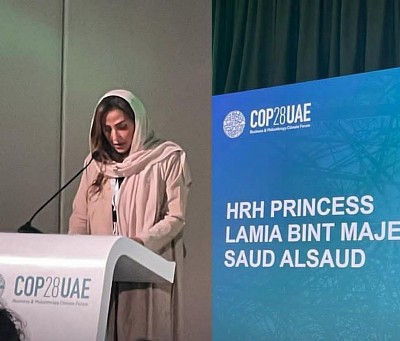 التسجيل بمؤسسة الوليد بن طلال للأعمال الخيرية بالمملكة العربية السعودية يعد من أهم الموضوعات التي يبحث عليها العديد من المقيمين داخل المملكة العربية السعودية، فقد اشتهرت مؤسسة الوليد بن طلال الخيرية بتقديم برنامجي مساعدة لجميع المواطنين والمواطنات وهما برنامج الإسكان وبرنامج السيارات، حيث تعمل المؤسسة علي استهداف فئة محددة من المواطنين والمواطنات التي تعاني من مشاكل مادية واجتماعية ولجميع الأسر الأقل دخلاً التي تحتاج إلى مساعدة فعلية وذلك بجميع مناطق المملكة العربية السعودية، حيث أن التسجيل في مؤسسة الوليد بن طلال يؤهل العديد من الأفراد للحصول علي وحدات سكنية مجانًا، أو الحصول علي سيارة مجانًا وذلك لمن تتوافر فيهم شروط الصرف من قبل مؤسسة الوليد الخيرية، وتعمل المؤسسة علي توسيع العمل خلال الفترة الماضية من خلال انتشال جميع الأسر الأقل فقرًا بجميع أراضي المملكة، حيث تعد المؤسسة الخيرية من المؤسسات التي لا تهدف إلى الحصول علي الربح في حين هدفها الأساسي هو العمل علي تقديم يد المعاونة للمواطنين للمحتاجين، وسوف نوضح لكم طريقة التسجيل في مؤسسة الوليد بن طلال الخيرية لجميع المواطنين داخل بالمملكة العربية السعودية.