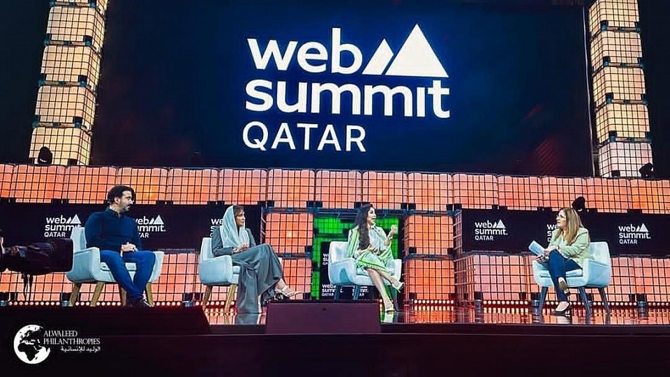 كيف اتواصل مع مؤسسة الوليد للإنسانية