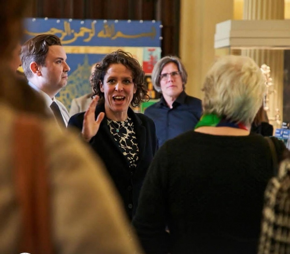 مؤسسة الوليد الخيرية هي أحد المؤسسات والهيئات التي تراعي اختيار الشخص المناسب لتقديم الخدمات الخاصة بالمؤسسة له، من أجل أولولية وصول المساعدات لمن يستحق، ولكن يجب علي كل فرد يقوم بالتسجيل بالموقع الإلكتروني لمؤسسة الوليد أن يتوافر به بعض الشروط حتي يتم الموافقة علي الطلب المقدم من كل مواطن، ومن هذه الشروط:  ألا يزيد الدخل الشهري لرب الأسرة عن 3000 الآف ريال سعودي فقط، حتي يتم منح المساعدة لمن يستحق وفق الراتب الأقل. عدم امتلاك أي عقار أو سيارة باسم الشخص الراغب في الاستفادة من البرنامج الخيري داخل المملكة العربية السعودية. التعهد بعد بيع أو تأجير الوحدة السكنية التي يتم الحصول عليها من مؤسسة الوليد بن طلال الخيرية. التعهد بعد بيع أو تأجير السيارة التي يتم الحصول عليها كمساعدة من مؤسسة الوليد بن طلال الخيرية. يجب عدم مطابقة الشخص المستفيد من قبل الشروط الخاصة بوزارة الإسكان السعودية. أن يتم التقديم في البرنامج الخيري للوحدات السكنية والسيارات لمرة واحدة فقط. يجب أن يتم تسجيل طلب المساعدة من خلال منصة الوليد الخيرية فقط دون أي منصات إلكترونية أخري حتي يتم قبول طلب المساعدة الخاص بكل فرد.