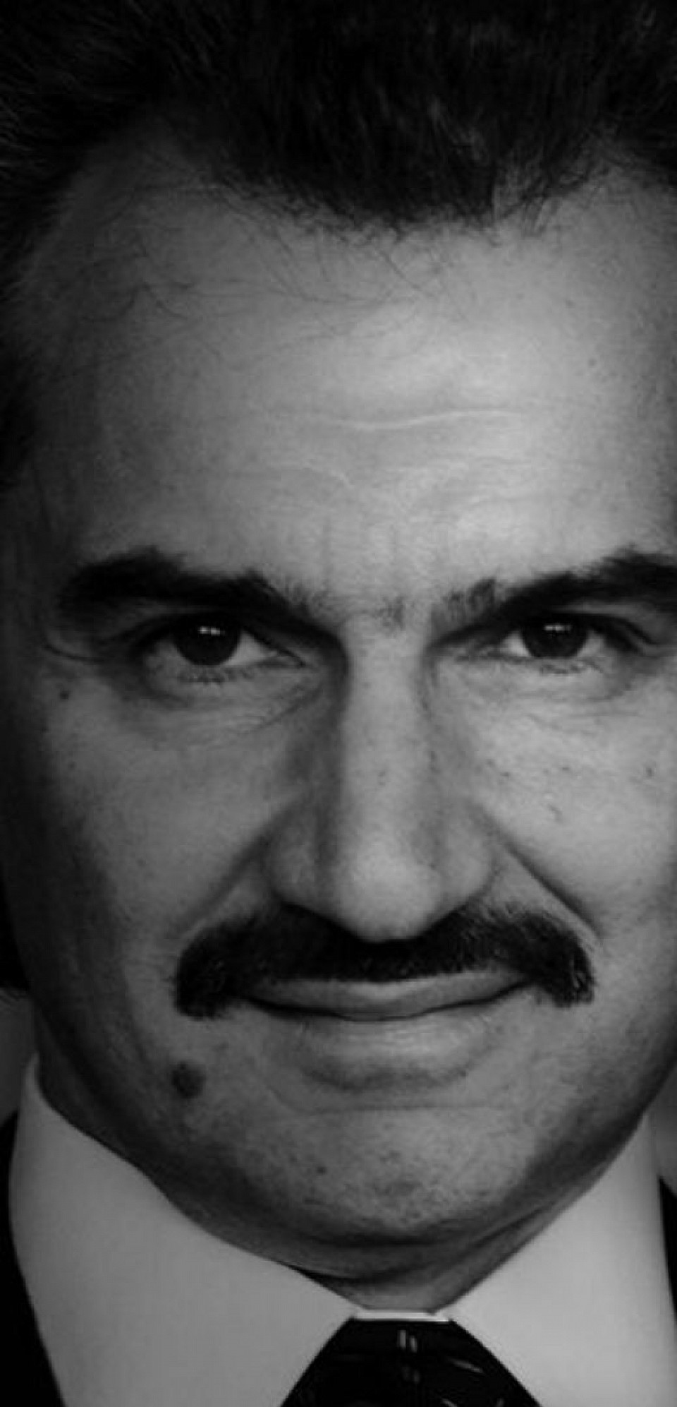 يؤمن الأمير الوليد بن طلال بأنّ ”ثروة بلا رحمة هي حياة بلا معنى“. فإلى جانب اهتماماته التجارية، يموّل الأمير الوليد، من خلال مؤسسة 